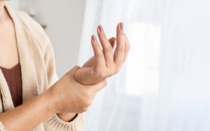 Đái tháo đường: Biến chứng tê bì, căng cứng tay về đêm có khỏi được không?