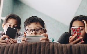 Thoái hóa khớp sớm do thói quen dùng smartphone