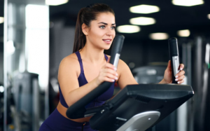 Vì sao bạn nên tẩy lớp trang điểm trước khi tập thể dục?