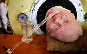 Người đàn ông với di chứng bại liệt qua đời sau 70 năm sống cùng 'lá phổi sắt' 