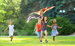 Vui chơi ngoài trời có lợi ích gì cho sức khỏe của trẻ em?