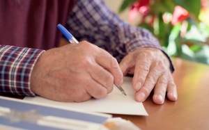 Người già bị run nhiều ở tay có nguy hiểm không?