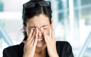 Tác hại đằng sau thói quen dụi mắt