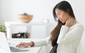 Giảm đau mỏi cổ với bài tập giãn cơ ngay tại bàn làm việc