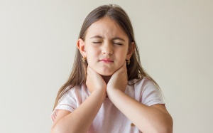 Trẻ bị viêm họng tái phát nhiều lần có đáng lo không?