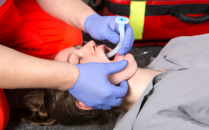 Mắc dị vật đường thở từ thói quen ăn uống và sinh hoạt hàng ngày 