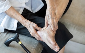 Tuổi tác ảnh hưởng tới đôi bàn chân ra sao?