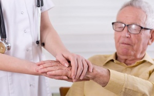 Dùng TPBVSK Vương Lão Kiện có tốt cho người bệnh run tay chân?