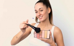 Vì sao không nên tập thể dục khi vẫn còn lớp trang điểm?