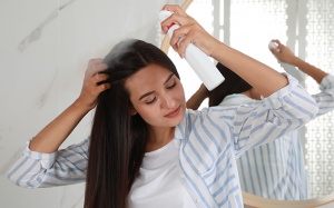 Dùng dầu gội khô đúng cách để “cứu” mái tóc bết