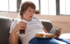 Trẻ béo phì tăng nguy cơ mắc bệnh đa xơ cứng