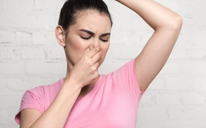 7 thực phẩm, đồ uống dễ gây mùi cơ thể