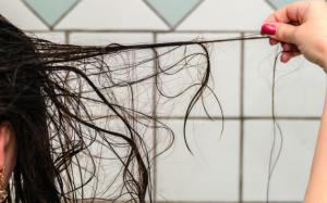 Bạn có đang bị rụng tóc nhiều hơn khi gội đầu?