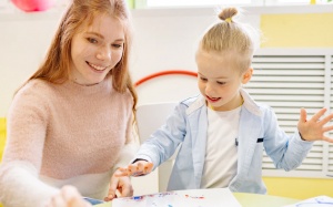 8 lợi ích của các trò chơi vận dụng đa giác quan với trẻ tự kỷ