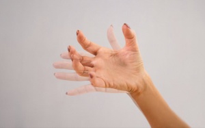 Có các phương pháp nào trị bệnh run tay vô căn?