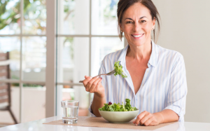 Cách kiểm soát cân nặng và đường huyết cho phụ nữ tuổi mãn kinh