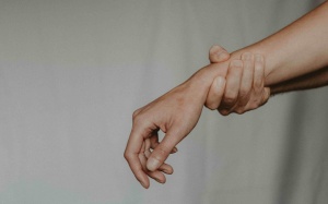 Dùng TPBVSK Vương Lão Kiện bao lâu để hết run do rối loạn thần kinh thực vật?