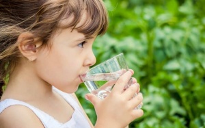 Uống nước mùa nắng thế nào cho đúng?