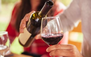 4 dấu hiệu trên da 'tố' bạn có thể bị dị ứng rượu