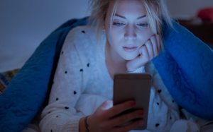 Ánh sáng xanh có đẩy nhanh quá trình lão hoá da?