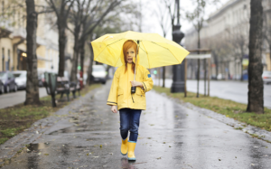 Lợi ích bất ngờ của việc đi bộ dưới mưa