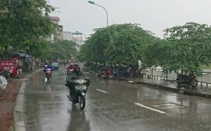 Bắc Bộ mưa dông chiều tối, Nam Bộ vẫn nắng nóng