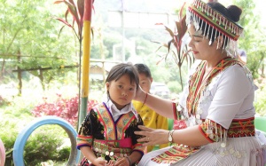 “Gieo” chữ… trên núi