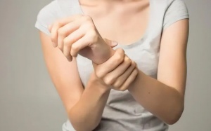 Phải làm sao khi run tay phải ngày càng trầm trọng?