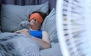 4 hệ lụy sức khỏe khi bạn bật quạt suốt đêm