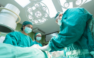 Bé gái 3 tuổi bị đa chấn thương sau tai nạn giao thông hồi phục kỳ diệu