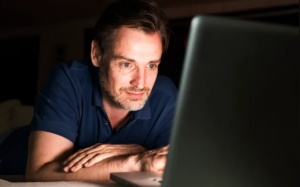 Gia tăng chứng nghiện phim “nóng” ở nam giới trên 50 tuổi