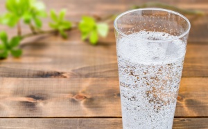 Uống nhiều nước khoáng có gas có dẫn đến sỏi thận không?