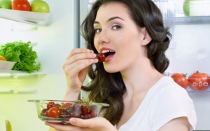 Đói bụng trước khi đi ngủ, bạn nên ăn và uống gì?