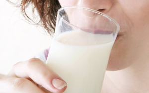 Có nên uống sữa trước khi ngủ?