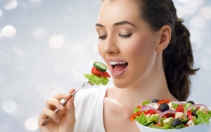 8 loại rau hỗ trợ làm trắng răng tự nhiên