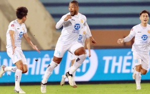 Rafaelson bùng nổ, Thép Xanh Nam Định tiến gần đến ngôi vương