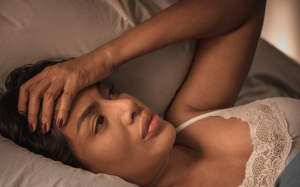 Tiền mãn kinh, mãn kinh gây rối loạn giấc ngủ ở phụ nữ trung niên