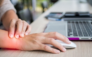 Phòng ngừa đau cổ tay khi gõ bàn phím