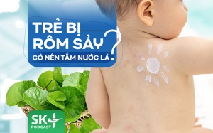 Podcast: Trẻ bị rôm sảy có nên tắm nước lá?