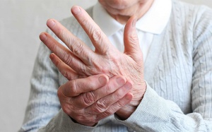 Tuổi tác cao dẫn đến run tay là tình trạng gì?