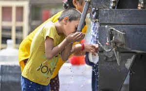 Nắng nóng gay gắt kéo dài ở Ấn Độ, hơn 50 người thiệt mạng