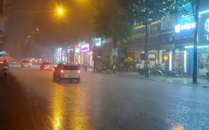 Bắc Bộ mưa lớn, nắng nóng chưa hạ nhiệt ở Trung Bộ