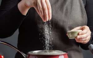 Chế độ ăn nhiều muối có thể làm tăng nguy cơ mắc bệnh chàm