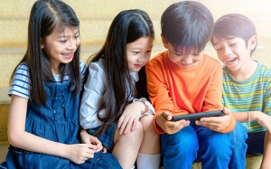 Có nên để trẻ tiếp xúc với YouTube sớm?