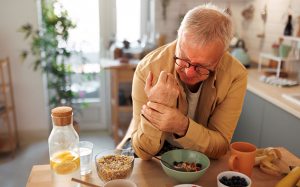 Acid uric máu cao nên uống gì?