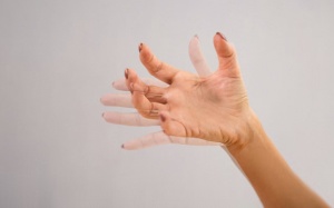 Run tay khi hồi hộp, căng thẳng: Nguyên nhân do đâu?