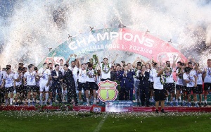 Bóng đá Nam Định lên đỉnh vinh quang sau 39 năm chờ đợi