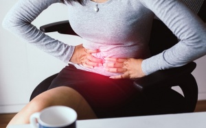 Làm sao cải thiện triệu chứng khó chịu khi có sỏi mật 9mm?