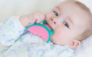 Mẹo giúp trẻ vượt qua cơn đau khi mọc răng