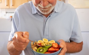 Người bị run tay nên ăn gì để kiểm soát bệnh tốt hơn?